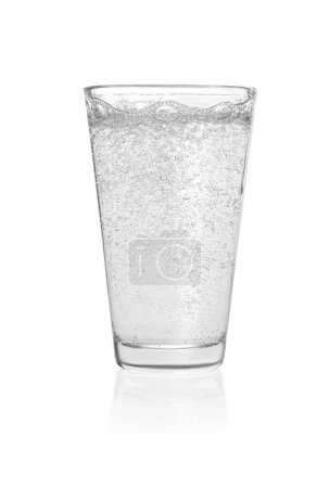 Foto de Vaso de agua de soda aislado en blanco - Imagen libre de derechos