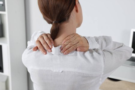 Frau leidet unter Nackenschmerzen im Büro, Nahaufnahme