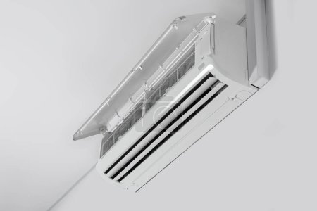 Foto de Acondicionador de aire moderno en pared blanca en interiores - Imagen libre de derechos