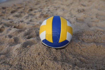 Téléchargez les photos : Ballon de volley-ball en cuir coloré sur la plage de sable - en image libre de droit