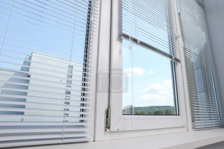 Téléchargez les photos : Window with horizontal blinds indoors, low angle view - en image libre de droit