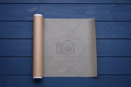 Téléchargez les photos : Rouleau de papier cuisson sur table en bois bleu, vue de dessus - en image libre de droit