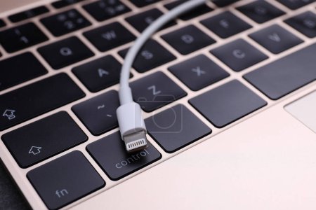 Téléchargez les photos : Câble USB avec connecteur Lightning et clavier portable, gros plan - en image libre de droit
