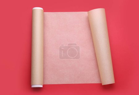 Téléchargez les photos : Rouleau de papier cuisson sur fond rouge, vue du dessus - en image libre de droit