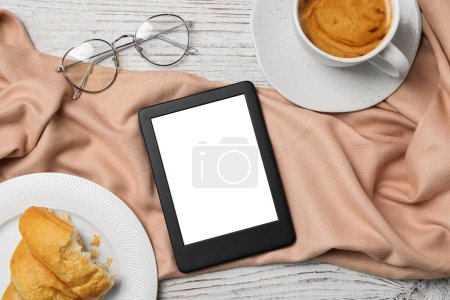 Téléchargez les photos : Composition plate avec lecteur de livres électroniques moderne sur table en bois blanc - en image libre de droit