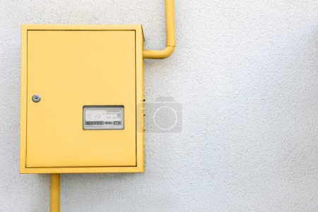 Foto de Caja de contadores de gas y tuberías cerca de la pared gris al aire libre. Espacio para texto - Imagen libre de derechos
