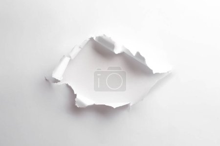 Agujero en papel blanco sobre fondo claro