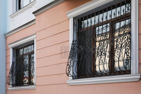 Foto de Hermosas ventanas con parrillas en el edificio al aire libre - Imagen libre de derechos