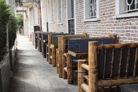 Téléchargez les photos : Kutaisi, Géorgie - 2 septembre 2022 : Beaux meubles en bois près du bâtiment à l'extérieur - en image libre de droit