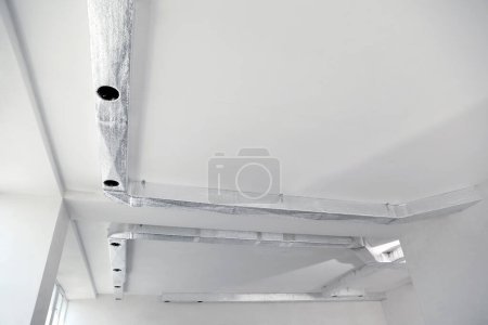 Foto de Techo con sistema de ventilación interior, vista en ángulo bajo - Imagen libre de derechos