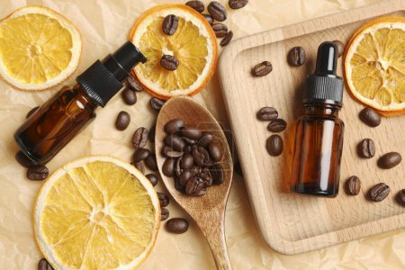 Foto de Composición plana con botellas de productos cosméticos orgánicos, granos de café y rodajas de naranja secas sobre papel pergamino - Imagen libre de derechos