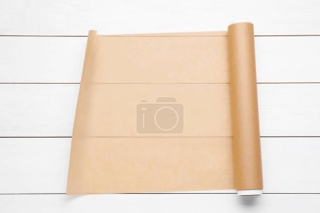 Téléchargez les photos : Rouleau de papier cuisson sur table en bois blanc, vue de dessus - en image libre de droit