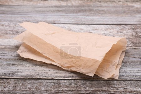 Téléchargez les photos : Feuilles de papier cuisson sur table en bois - en image libre de droit