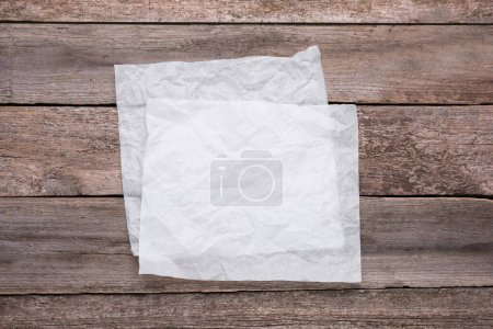 Téléchargez les photos : Feuilles de papier cuisson sur table en bois, vue de dessus - en image libre de droit