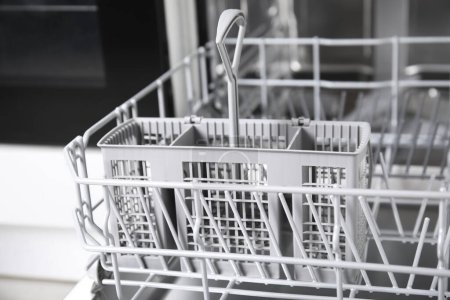 Offene saubere leere Spülmaschine in der Küche, Nahaufnahme