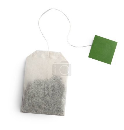 Bolsa de té de papel con etiqueta aislada en blanco, vista superior