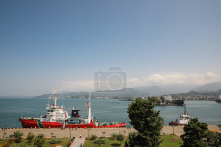 Téléchargez les photos : BATUMI, GEORGIE - 28 AOÛT 2022 : Navire amarré dans le port maritime - en image libre de droit