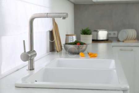 Foto de Fregadero moderno y grifo de agua en el mostrador de cocina. Diseño de interiores - Imagen libre de derechos