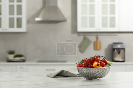 Téléchargez les photos : Légumes frais et propres sur table blanche dans la cuisine, espace pour le texte - en image libre de droit