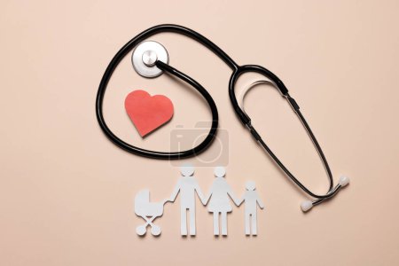 Foto de Figuras familiares de papel, corazón rojo y estetoscopio sobre fondo beige, planas. Concepto de seguro - Imagen libre de derechos