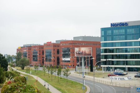 Foto de Varsovia, Polonia - 10 de septiembre de 2022: Edificios con muchos logotipos modernos al aire libre - Imagen libre de derechos