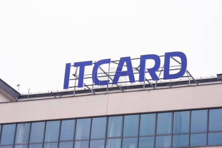 Foto de Varsovia, Polonia - 10 de septiembre de 2022: Edificio con el logotipo moderno de Itcard - Imagen libre de derechos