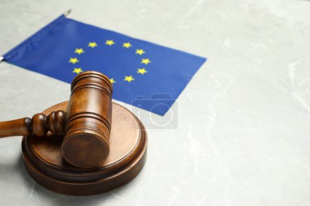 Téléchargez les photos : Marteau de juge et drapeau de l'Union européenne sur table en marbre gris clair. Espace pour le texte - en image libre de droit