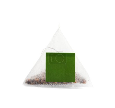 Téléchargez les photos : Nouveau sac de thé pyramide isolé sur blanc - en image libre de droit