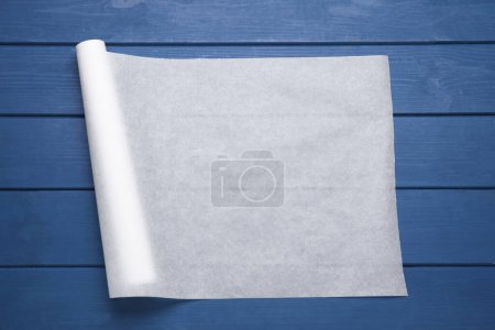 Téléchargez les photos : Rouleau de papier cuisson sur table en bois bleu, vue de dessus - en image libre de droit