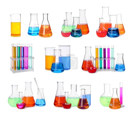 Foto de Set de diferentes cristalería de laboratorio con líquidos de colores sobre fondo blanco - Imagen libre de derechos