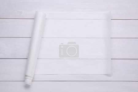 Téléchargez les photos : Rouleau de papier cuisson sur table en bois blanc, vue de dessus - en image libre de droit