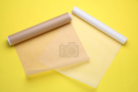 Téléchargez les photos : Rouleaux de papier cuisson sur fond jaune, vue de dessus - en image libre de droit