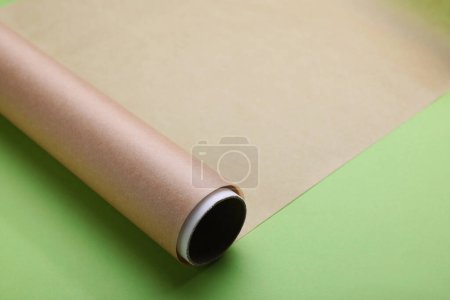 Téléchargez les photos : Rouleau de papier cuisson sur fond vert clair, gros plan - en image libre de droit