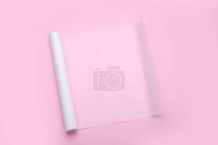 Téléchargez les photos : Rouleau de papier cuisson sur fond rose, vue de dessus - en image libre de droit