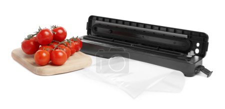 Scellant pour emballage sous vide, sac en plastique et tomates cerises sur fond blanc