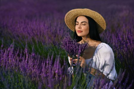 Téléchargez les photos : Beautiful young woman with bouquet in lavender field - en image libre de droit