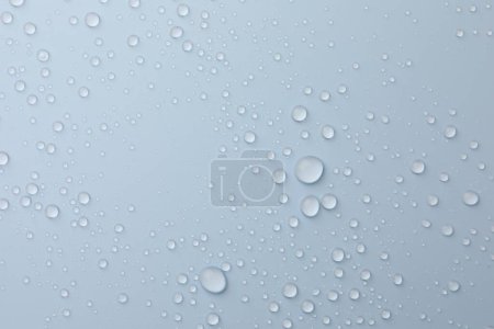 Foto de Muchas gotas de agua sobre fondo blanco, vista superior - Imagen libre de derechos