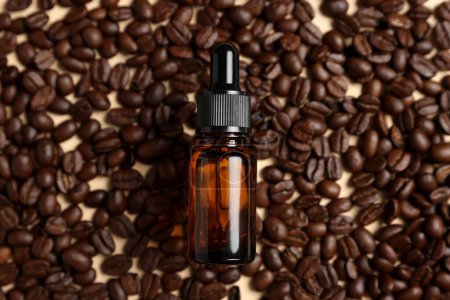 Foto de Botella de productos cosméticos orgánicos y granos de café sobre fondo beige, planas - Imagen libre de derechos