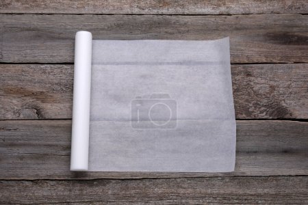 Téléchargez les photos : Rouleau de papier cuisson sur table en bois, vue de dessus - en image libre de droit