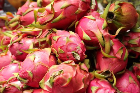 Foto de Montón de deliciosas pitahayas frescas maduras, primer plano - Imagen libre de derechos