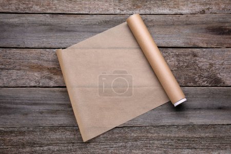 Téléchargez les photos : Rouleau de papier cuisson sur table en bois, vue de dessus - en image libre de droit