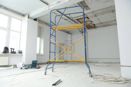Téléchargez les photos : Échafaudages dans une pièce désordonnée préparée pour la rénovation - en image libre de droit