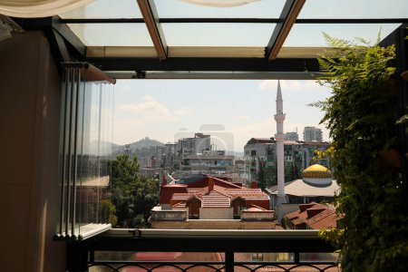 Téléchargez les photos : BATUMI, GEORGIE - 28 AOÛT 2022 : Paysage urbain avec bâtiments modernes, vue de la fenêtre - en image libre de droit