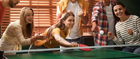 Glückliche Freunde spielen gemeinsam Tischtennis im Haus. Banner design
