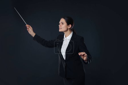 Foto de Conductor profesional con bastón sobre fondo oscuro - Imagen libre de derechos