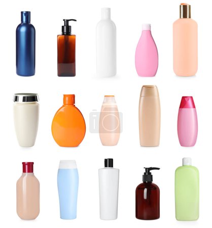 Téléchargez les photos : Set avec différentes bouteilles de shampooing sur fond blanc - en image libre de droit
