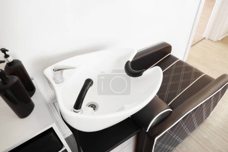 Téléchargez les photos : Unité de lavage moderne avec produits de soins professionnels dans le salon de coiffure, vue ci-dessus - en image libre de droit