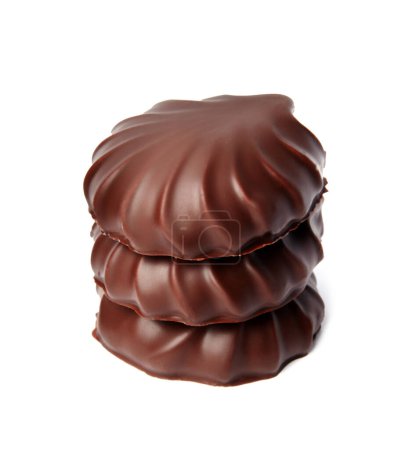 Téléchargez les photos : Délicieux guimauves recouvertes de chocolat isolé sur blanc - en image libre de droit