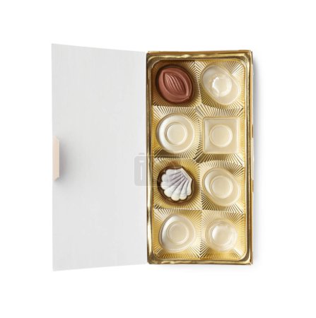 Teilweise leere Schachtel mit Schokoladenbonbons isoliert auf weißem Grund, Ansicht von oben