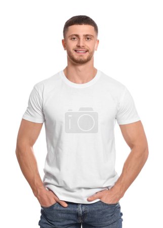 Téléchargez les photos : Homme portant un t-shirt blanc sur fond blanc. Maquette pour le design - en image libre de droit